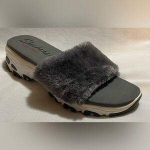 Skechers Women’s D'Lites Yoga Foam Fuzzy Sandals Size 8 Grey